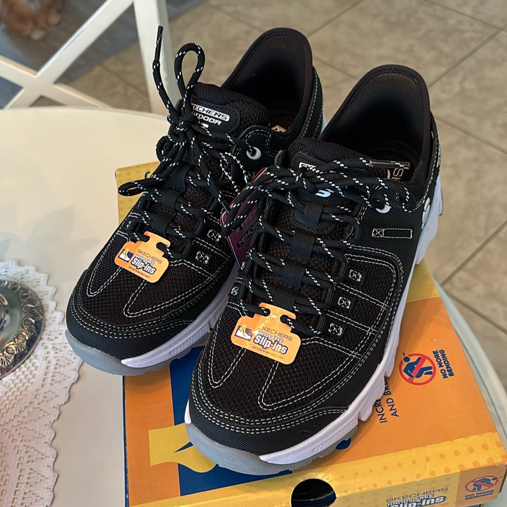NWT IN BOX!! SKECHERS MEMORY FOAM SLIP-IN SNEAKERS